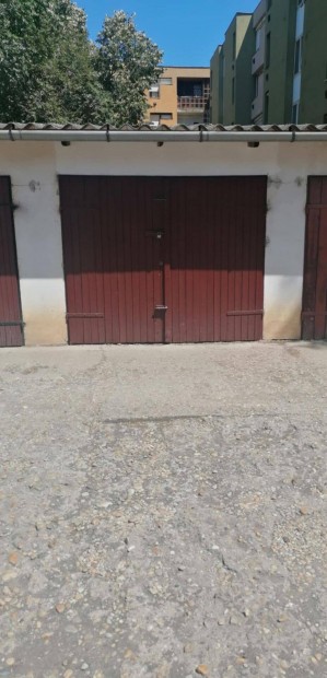 Önálló garázs eladó Szarvas Béke úti lakótelepen