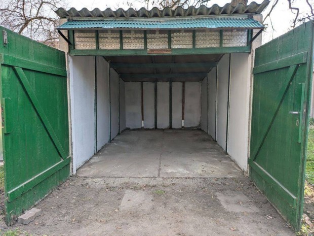 �n�ll� gar�zs elad� Tat�n, a Bacs� B�la lak�telepen elad�