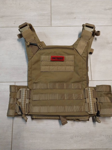 One Tigris Coyote katonai / airsoft plate carrier, taktikai mellny 