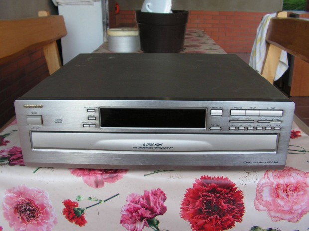 Onkyo DX - C 340 CD lejtsz. 6 lemezes