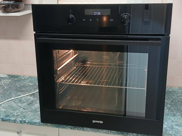 Öntisztító Gorenje BO647A30BG önállóan beépíthető sütő