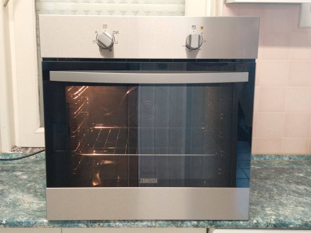 ntisztt Zanussi ZOB30601Xk nllan bepthet st Electrolux