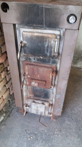 Öntött vas, lemez borítású 30,2 kW-os vegyes tüzelésű kazán