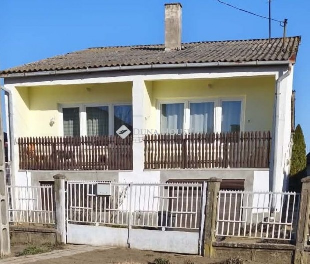 �p�lyiban elad� csal�di h�z