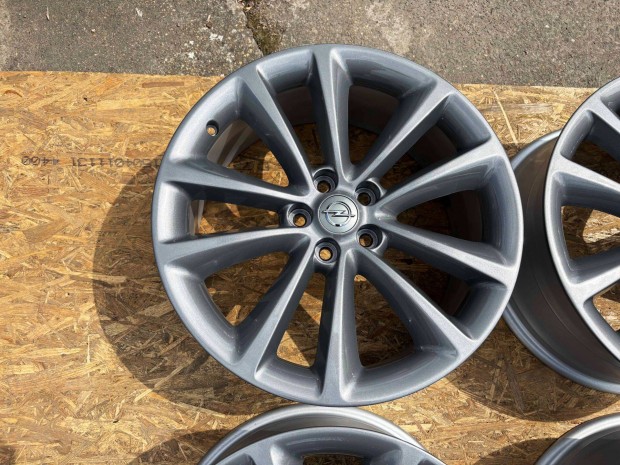 Opel 18" 5x105 gyári alufelni eladó 18 coll Astra Mokka