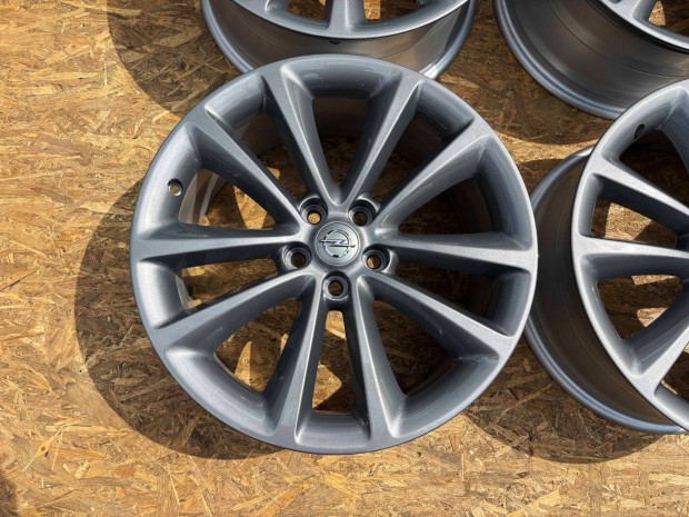 Opel 18" 5x105 gyári alufelni eladó 18 coll Astra Mokka