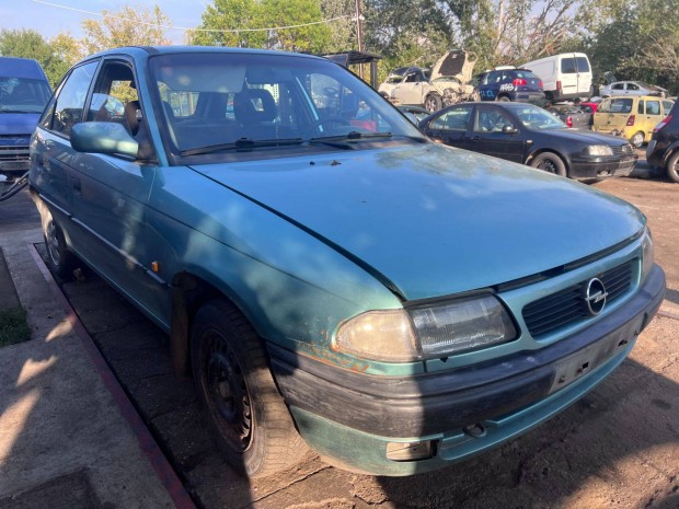 Opel Astra F (1996) 1.7D 111720 Alkatrészek #M3076
