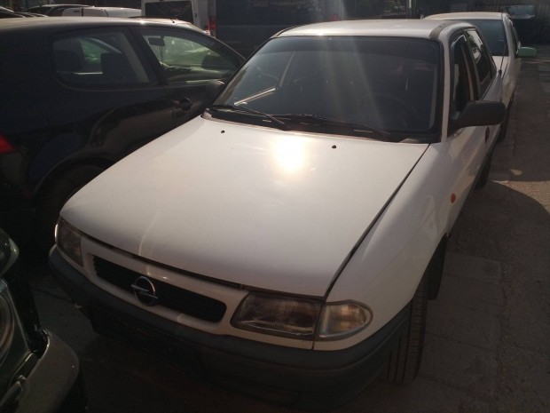 Opel Astra F bontás, önindító, generátor, klíma kompresszor