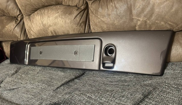 Opel Astra F gy�ri rendsz�mt�bla keret tart� csomagt�rajt� burkolat