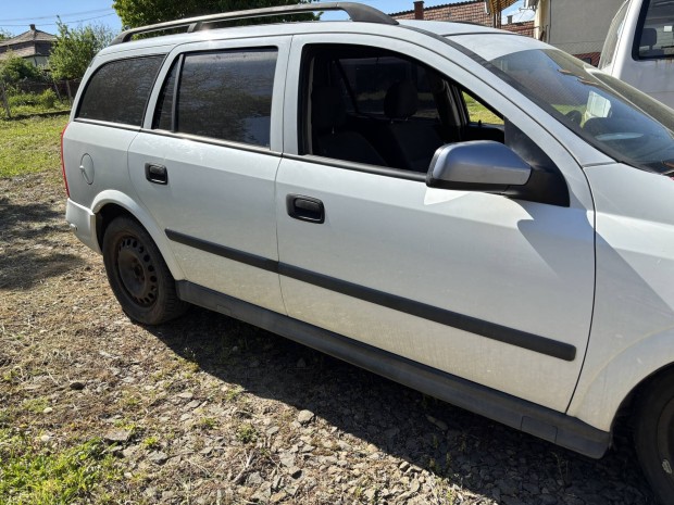 Opel Astra G Caravan Y474 fehér ajtók