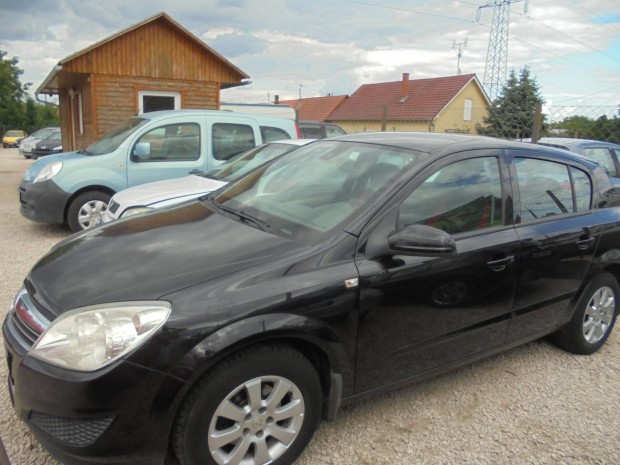 Opel Astra H 1.4 Essentia Szervizknyves