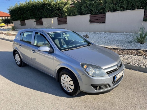 Opel Astra H 1.4 Essentia benzines szervizelt !