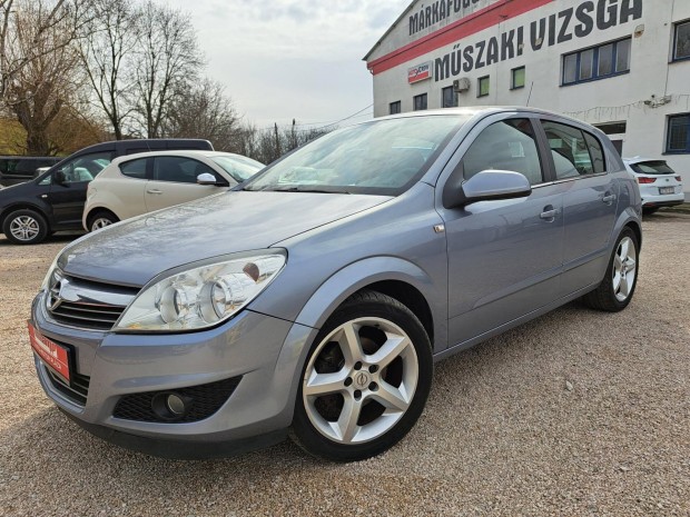 Opel Astra H 1.8 Cosmo Nyitható üvegtető! Félbő...