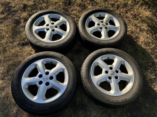 Opel Astra H 5 x110 Kumho 205/55 R16 gumikkal