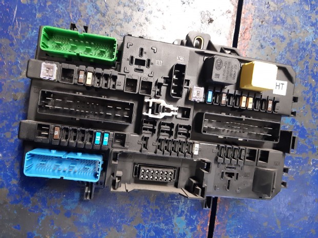 Opel Astra H Biztos�t�kt�bla / Rel� T�bla