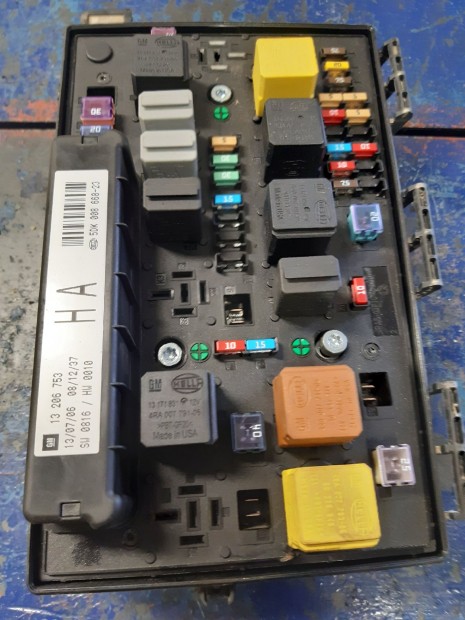 Opel Astra H Biztos�t�kt�bla / Rel� T�bla