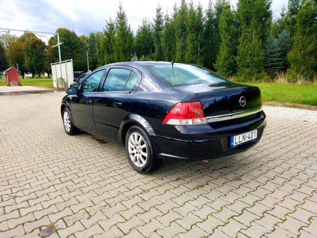 Opel Astra H Cosmo Sedan 1.6-16v
