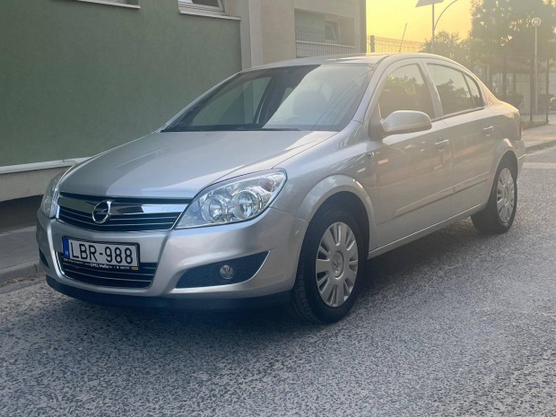 Opel Astra H Sedan 1.6 Enjoy 144545km!