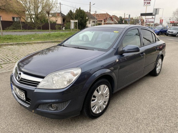 Opel Astra H Sedan 1.6 Enjoy