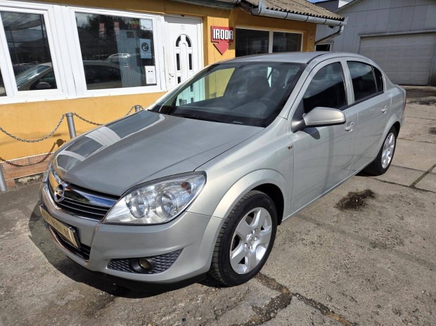 Opel Astra H Sedan 1.6 Enjoy