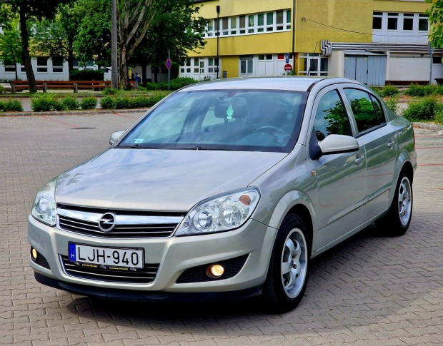 Opel Astra H Sedan 1.6 Essentia Kamera-RADAR-TE...