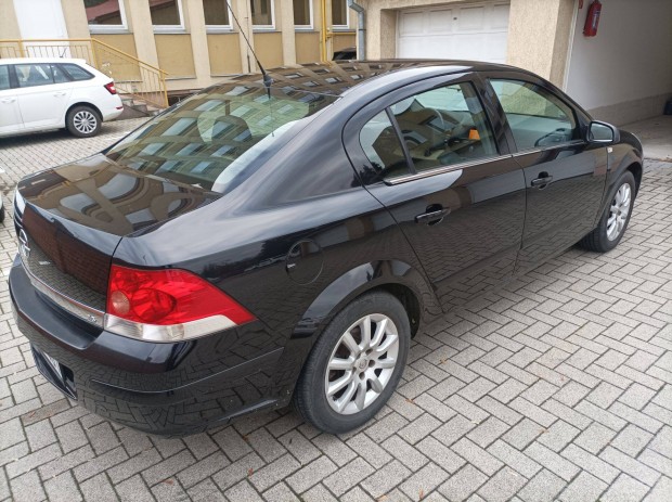 Opel Astra H Sedn 1.6-os, egy gazds