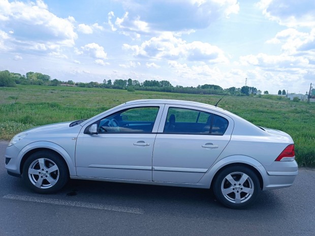 Opel Astra H Sedan Friss mszakival nem dohnyz tulajdonostl 