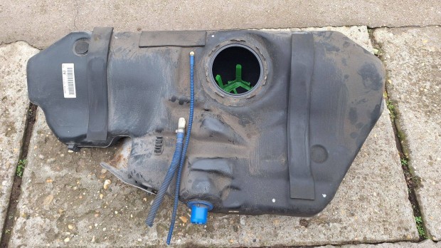 Opel Astra H kombi zemanyag tank 13117458