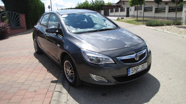 Opel Astra J 1.4 Enjoy 2010. Es Model. // Gondo...