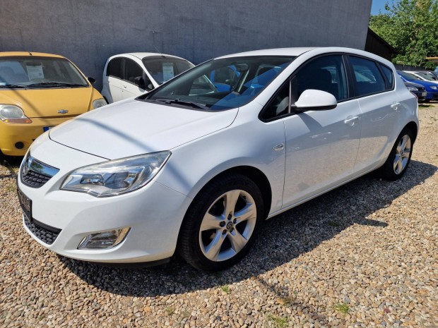 Opel Astra J 1.4 Enjoy Újszerű állapotban kivül...
