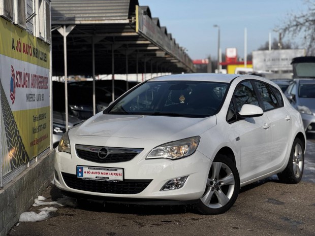 Opel Astra J 1.4 Essentia ITT �s Most Akci�!!!