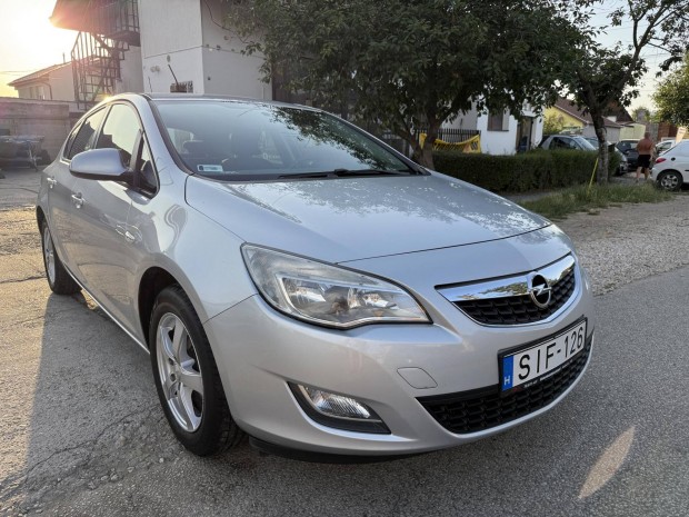 Opel Astra J 1.4 Essentia Klíma ! Alufelni ! 13...