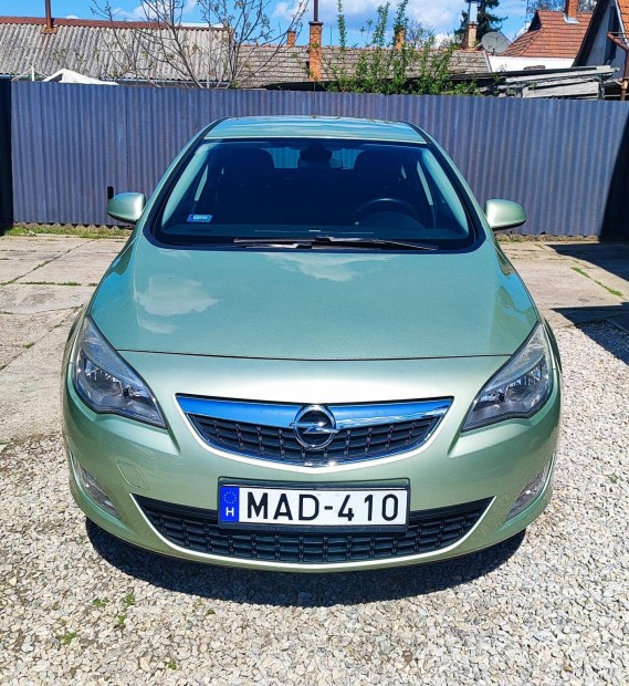 Opel Astra J 1.4 Selection Mo-i autó újszerű ál...