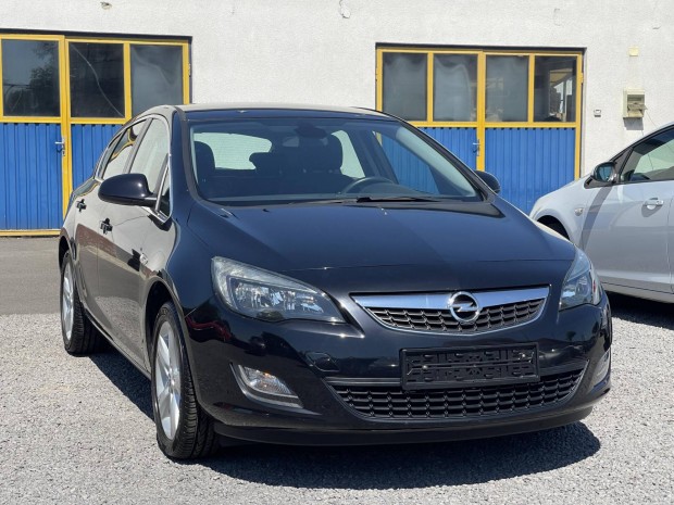 Opel Astra J 1.4 Sport ++Navigáció++Vonóhorog++...