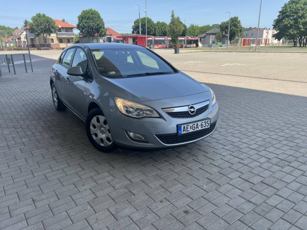 Opel Astra J 1.4 T Active 6 Sebességes.Digitklí...