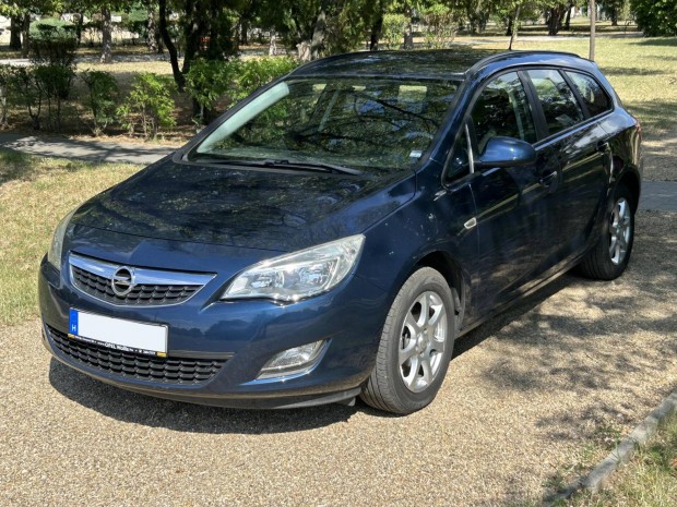 Opel Astra J 1.4 T Active Vezetett Szervízkönyv...