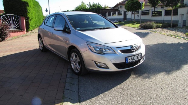 Opel Astra J 1.4 T Cosmo 2010-Es Modell..Rendkí...