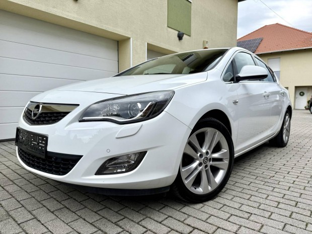 Opel Astra J 1.4 T Cosmo Sport 1.-tulaj/Digit.K...