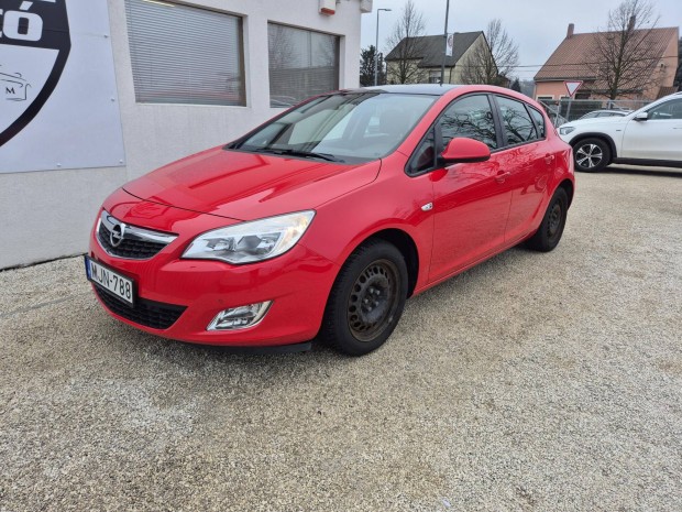 Opel Astra J 1.4 T Cosmo Szervizknyv / magyaro...