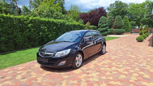Opel Astra J 1.4 T Enjoy Végig vezetett szerviz...