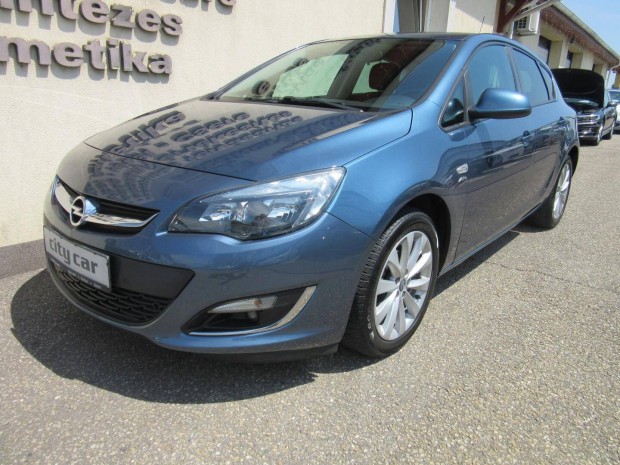 Opel Astra J 1.6 Active Tempomat. Digitklima !