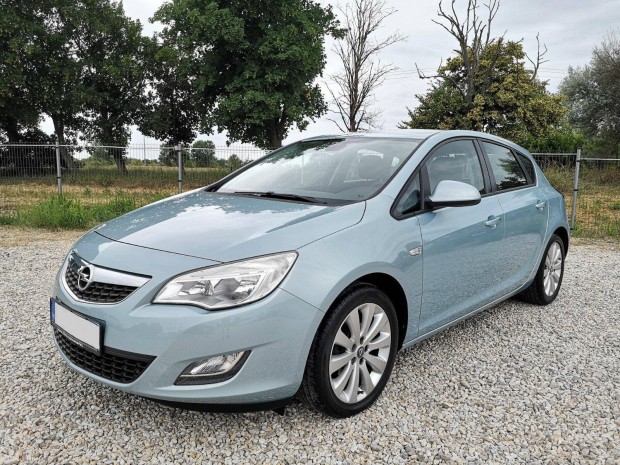 Opel Astra J 1.6 Cosmo Szervizkönyves.Digit Klí...