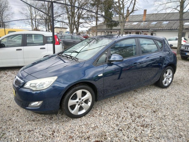 Opel Astra J 1.6 Enjoy 143ekm!Tempomat!B�rkorm�...