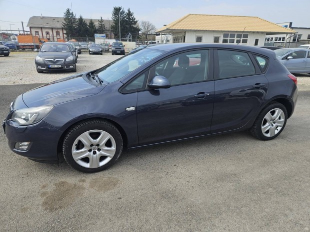 Opel Astra J 1.6 Enjoy Bixenon.Tempomat.�l�sf�t...