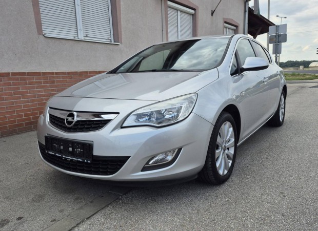 Opel Astra J 1.6 Enjoy Vez.szervkönyv/digitklím...