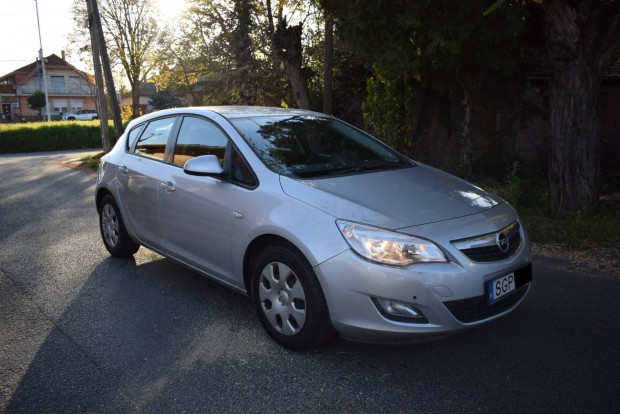 Opel Astra J 1.6 Enjoy Vezetett szervizknyv!