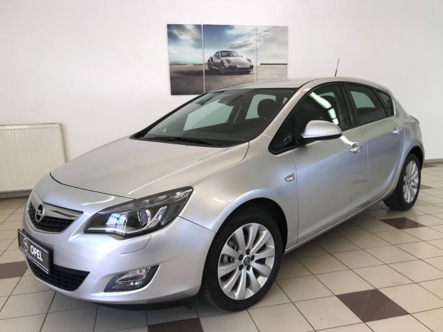 Opel Astra J 1.6 Enjoy Xenon!Tempomat!Tolatórad...
