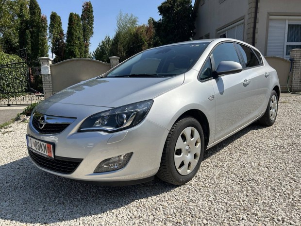 Opel Astra J 1.6 Essentia Desing Edition+Tempom...