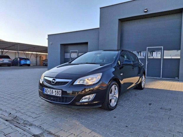 Opel Astra J 1.6 Essentia lsfts! Kormnyft...