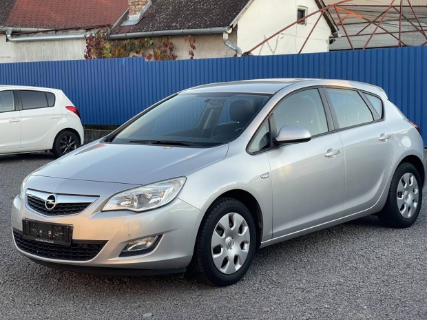 Opel Astra J 1.6 Essentia +129eKM++Gyrillapot...
